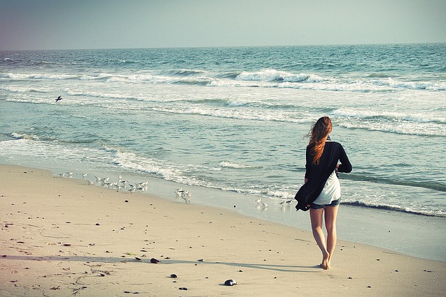 beach-woman-1149088_640