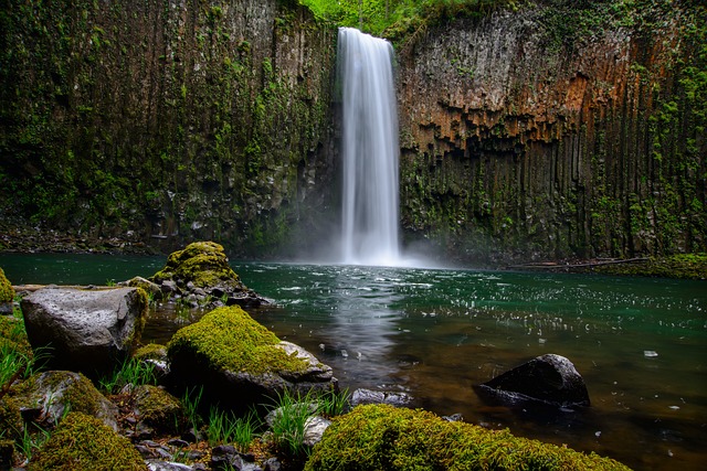 waterfall-1031724_640